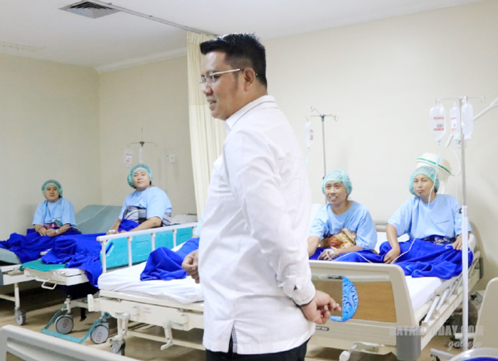 Bupati Bintan saat mengecek kesiapan pasien sebelum dilakukan operasi